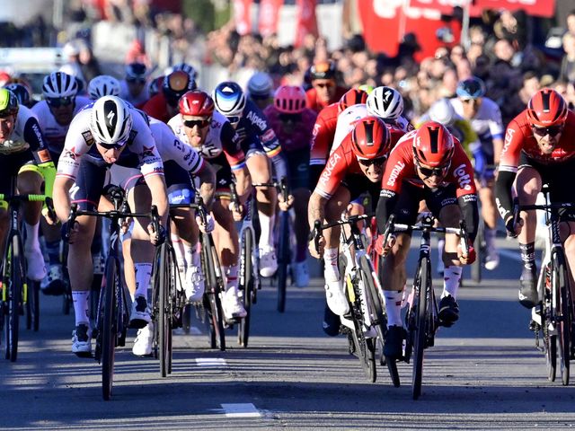 Caleb Ewan sprint naar tweede plaats in bloedstollende finale van Kuurne-Brussel-Kuurne