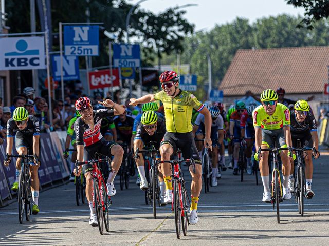 Arnaud De Lie wins U23 edition of Omloop Het Nieuwsblad